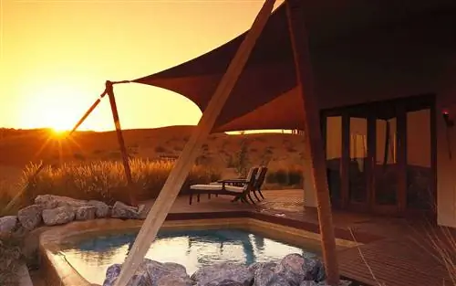 Терраса на курорте Al Maha Desert Resort на закате, Дубай, Объединенные Арабские Эмираты