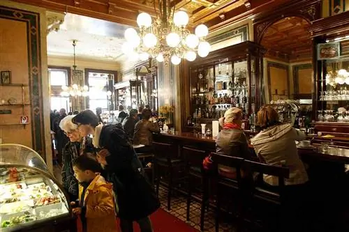 Общий вид на кафе Demel в Вене, Австрия