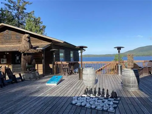 Колода Salmon Falls Ketchikan Alaska с кукурузной дырой и играми