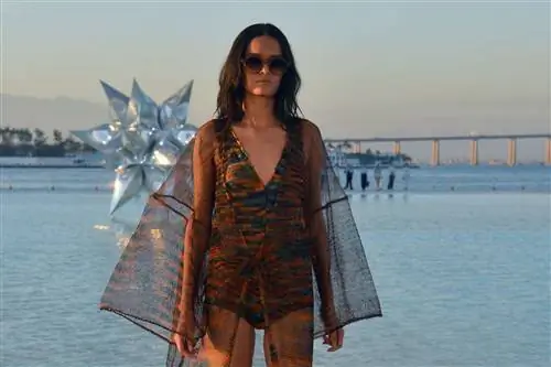 Модель на подиуме Osklen Runway Rio Moda Rio Summer 2017 в Museu do Amanha 17 июня 2016 года в Рио-де-Жанейро, Бразилия.