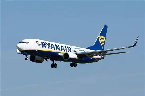 Самолет Ryanair Boeing 737-800 приземлился в барселонском аэропорту Эль-Прат.