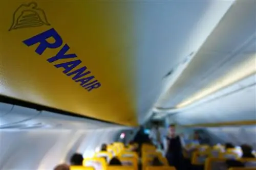 Пассажиры садятся в самолет Ryanair в аэропорту Каркассона в Каркассоне, южная Франция.