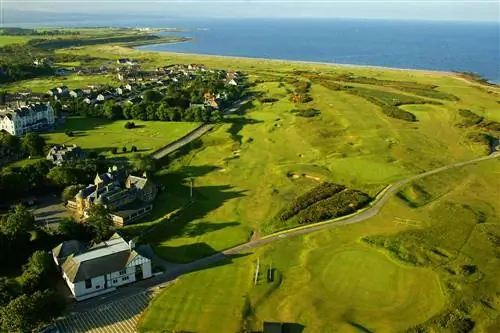 Вид с воздуха на Clubhouse и 1-й пар 4, Royal Dornoch, Championship Course