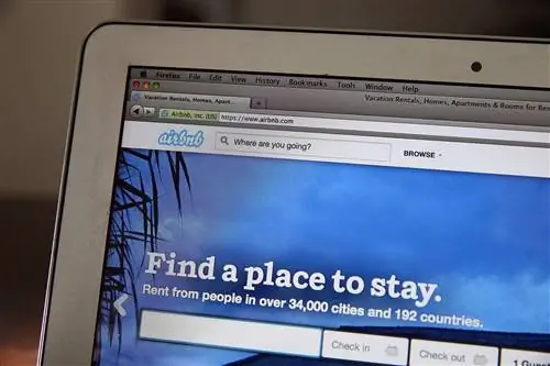 Веб-сайт Airbnb отображается на ноутбуке 21 апреля 2014 года в Сан-Ансельмо, Калифорния.