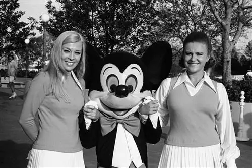 Микки Маус (в центре) с актерами Disney World в день открытия W alt Disney World в 1971 году.