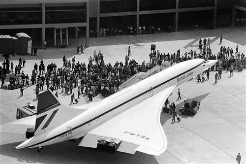 Французско-британский сверхзвуковой самолет Concorde 002 в аэропорту Даллас Форт-Уэрт 20 сентября 1973 года после первого полета в США во время церемонии открытия нового аэропорта.