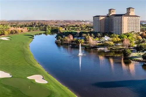 Поле для гольфа в гольф-клубе Ritz-Carlton, Орландо-Гранде-Лейкс.