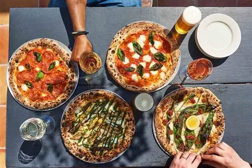 Вид сверху на 4 пиццы в Санта-Панзе