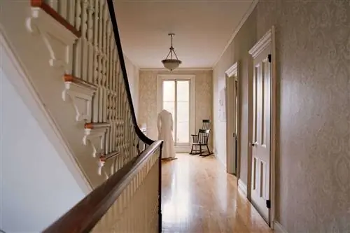 Белое домашнее платье Эмили Дикинсон в холле ее бывшего дома, ныне музея.