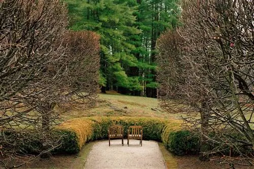 Два стула стоят в саду в бывшем доме Эдит Уортон, The Mount.