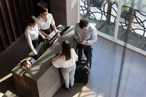 Администратор регистрирует пару в отеле