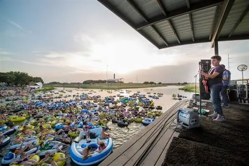 Поплавок Rockin 'River в Форт-Уэрте, штат Техас