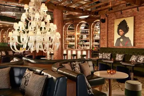 Розовая гостиная с баром в отеле Mondrian Shoreditch