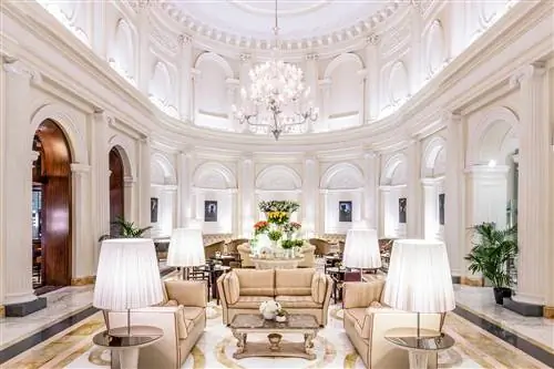 Лаунж-бар отеля в вестибюле отеля Anantara Palazzo Naiadi