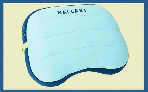 Эта удобная пляжная подушка крепится к стулу, поэтому ее не унесет ветром, и ее так легко носить с собой