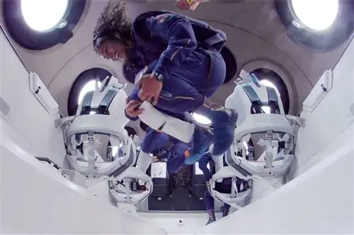 Сириша Бандла в невесомости