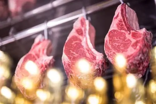 Стейк висит в Beef Bar Cala di Volpe