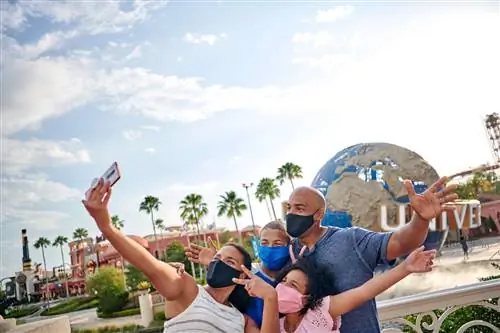 Семья в масках на открытии Universal Orlando в 2020 году
