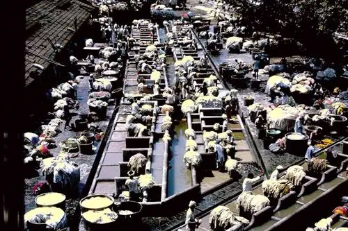 Архивное туристическое фото людей, стирающих одежду