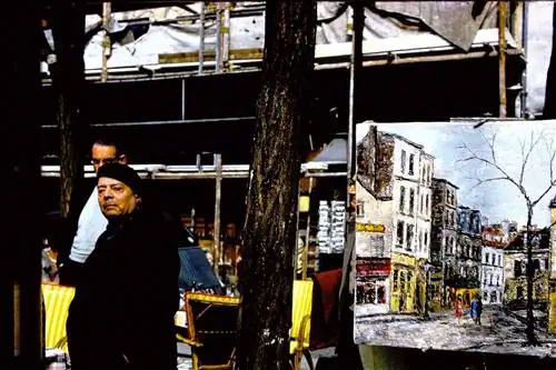 Архивное туристическое фото мужчин, стоящих рядом со стрит-артом