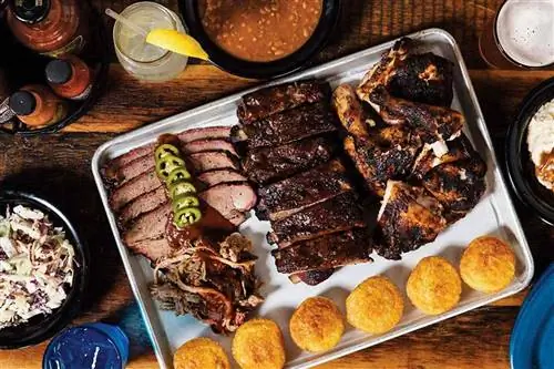 Блюдо с жареным мясом и гарнирами от Dinosaur Bar-B-Que