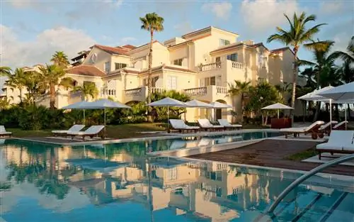 Вид из бассейна на главный отель роскошного курорта Grace Bay Club на островах Теркс и Кайкос.
