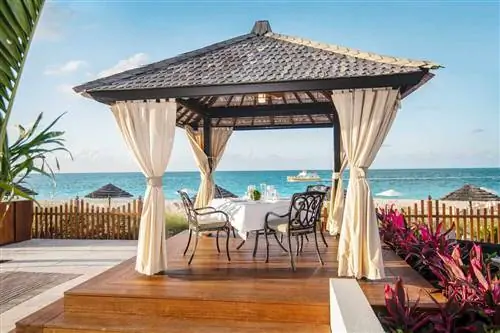 Обед в беседке на курорте Seven Stars на островах Теркс и Кайкос