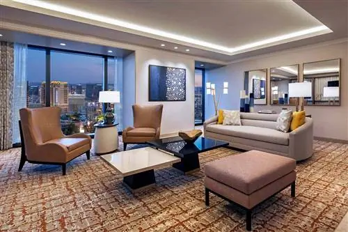 Люкс Hilton с одной спальней и гостиной в отеле Resorts World Las Vegas