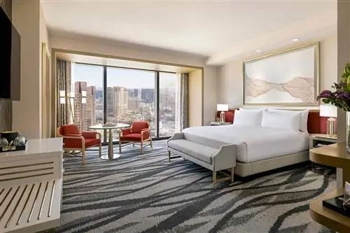 Типичная спальня Конрада с кроватью размера «king-size» в Resorts World Las Vegas