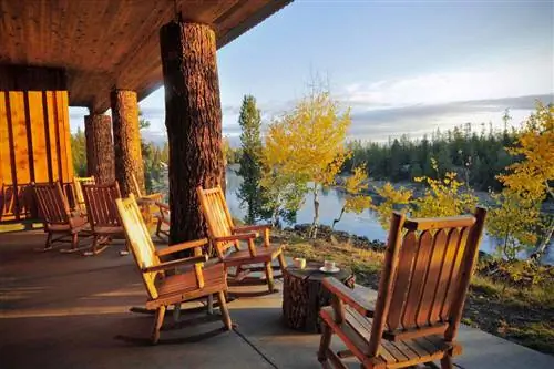 Кресла-качалки на открытом воздухе и вид на воду в отеле Henry's Fork Lodge в Айдахо.