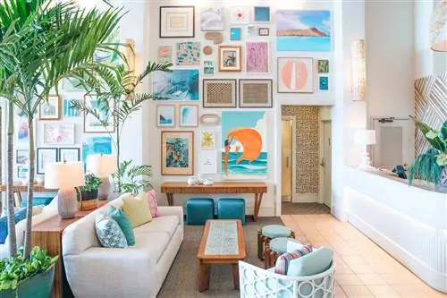 Яркий и красочный интерьер отеля Kaimana Beach в Гонолулу