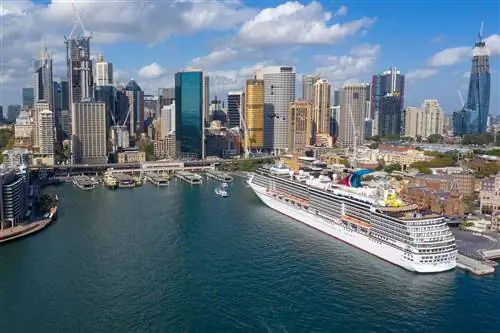 Аэрофотоснимок Carnival Spirit в международном пассажирском терминале на Круговой набережной в Сиднее, Австралия.