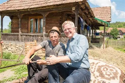 Рик едет на повозке с фермером в Марамуреше, Румыния.