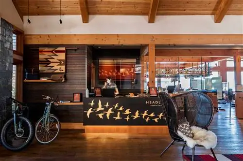 Стойка регистрации отеля Headlands Coastal Lodge and Spa в Орегоне.