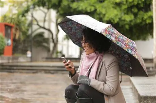 женщина с зонтиком по мобильному телефону