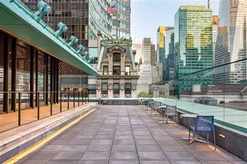 Эта нью-йоркская публичная библиотека только что преобразилась за 200 миллионов долларов - в комплекте с бесплатной публичной крышей