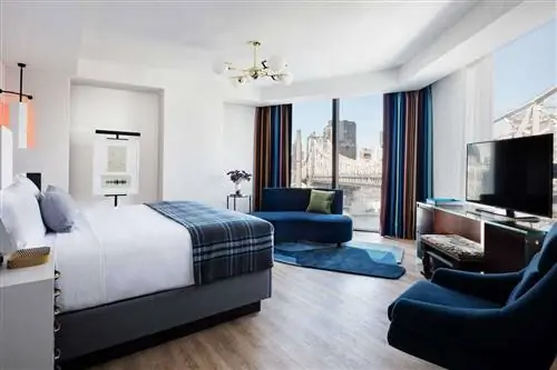 Внутренний и внешний вид отеля Graduate на острове Рузвельта в Нью-Йорке.