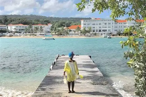 Сара Гривз-Габбадон на Ямайке на причале с видом на побережье.