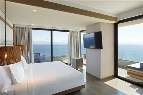 Угловой люкс Ionian с видом на море в Angsana Corfu