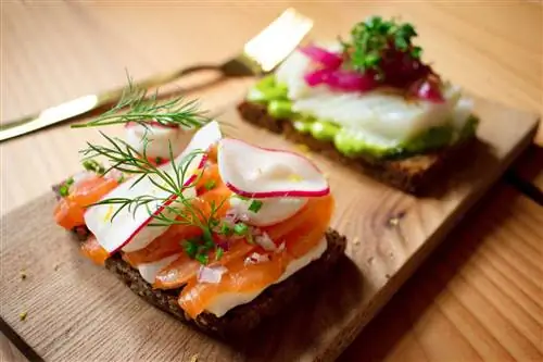 Копченая рыба на ржаном хлебе в кафе Fiskastykkið на Фарерских островах