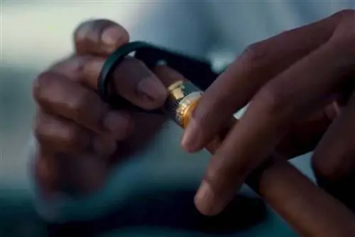 Руки режут сигару в Гаване, Куба