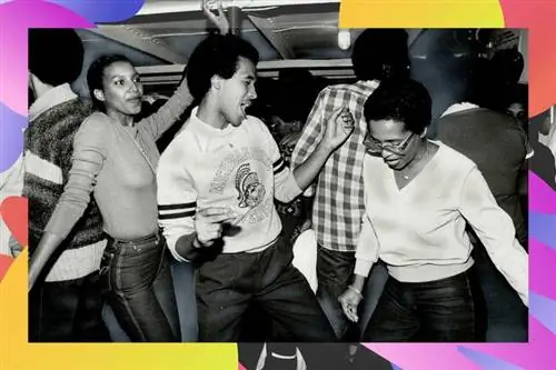 дух карибана Дайан Фентон; левый; Кейт Джобити; центр; и Джоан Пирс поймали ритм музыки регги и калипсо во время 2,5-часового танцевального круиза по гавани Торонто в 1981 году.