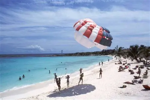 Игра с парашютом на пляже Club Med в октябре 1982 года в Канкуне, Мексика.