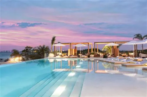 SLS Канкун, Мексика, бассейн на закате