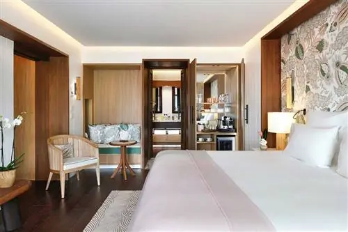 Интерьер гостевой комнаты в отеле Barrière Le Carl Gustaf, Сен-Бартс