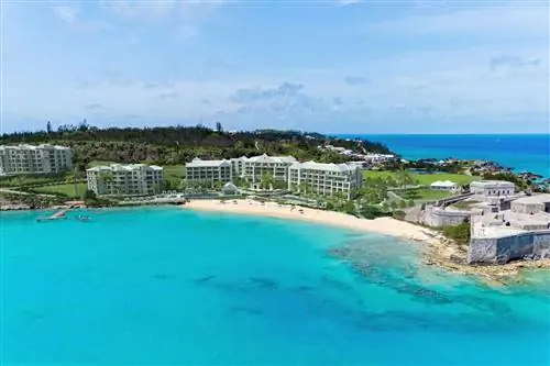 Вид с воздуха на голубую воду и курорт St. Regis Bermuda.