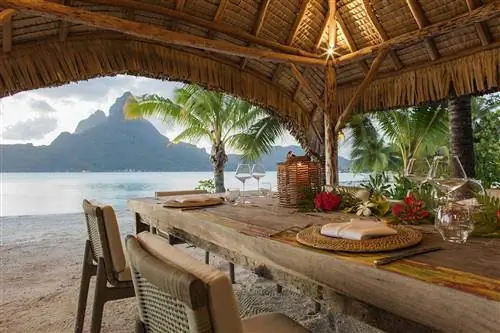 Ужин на пляже в Bora Bora One