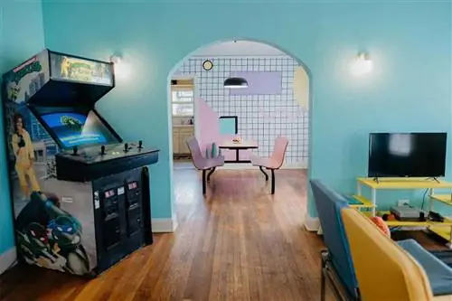Airbnb в стиле McFly 80-х