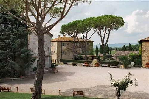 Площадь отеля Borgo San Felice в Тоскане, Италия.