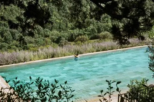 Гость отеля в бассейне отеля Rosewood Castiglion del Bosco в Тоскане, Италия.